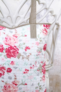 Le Vintage Chic Pink Flower Handbag